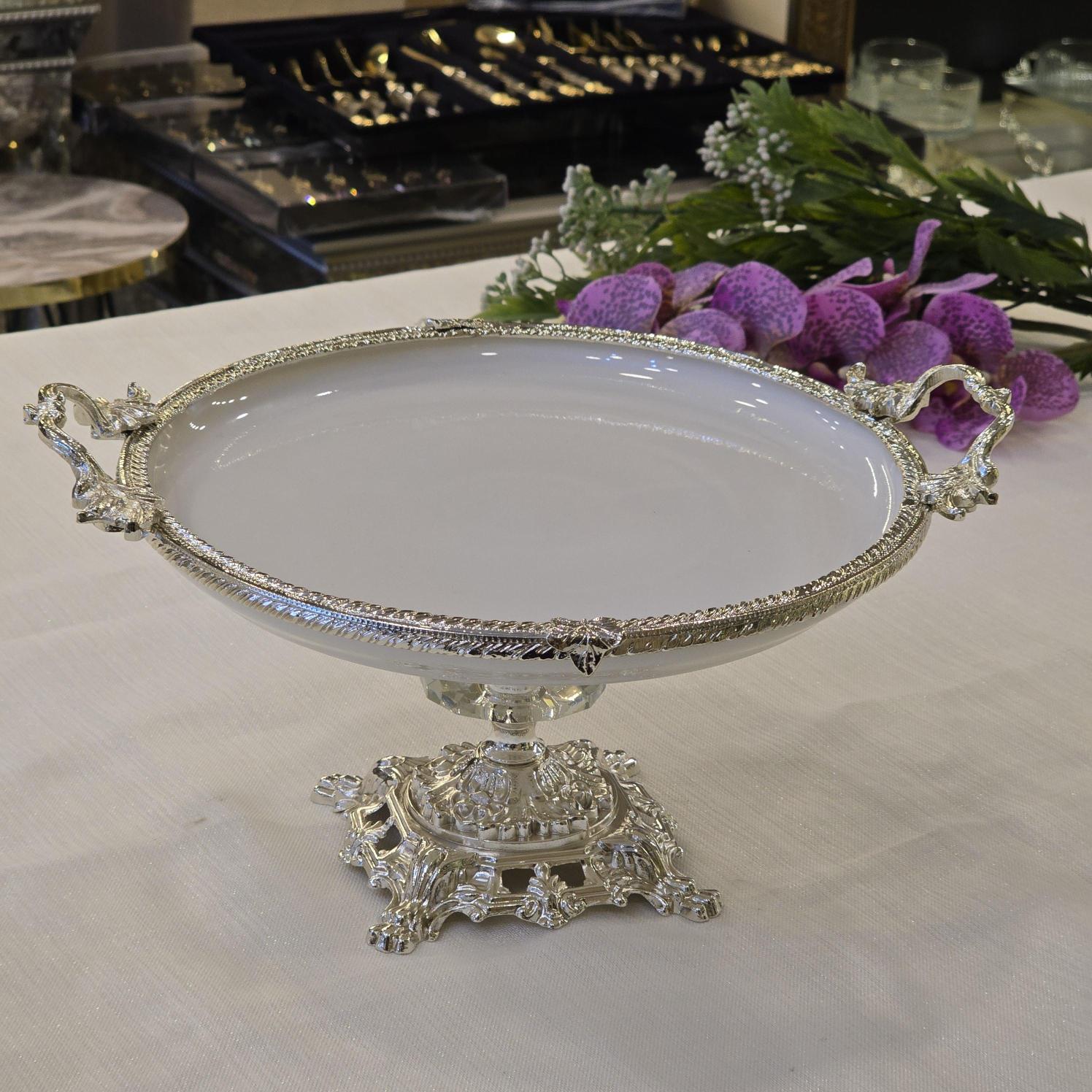Metal Çerçeveli Döküm Ayaklı Yuvarlak Porselen Servis Tabağı 30 cm Gümüş